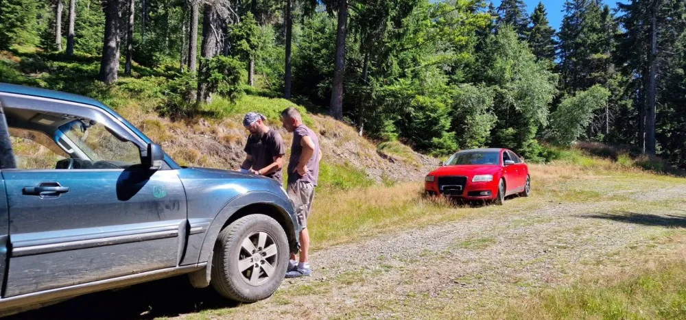 Desítky řidičů porušují zákaz vjezdu do lesů v Jeseníkách. Hrozí jim mnohatisícové pokuty