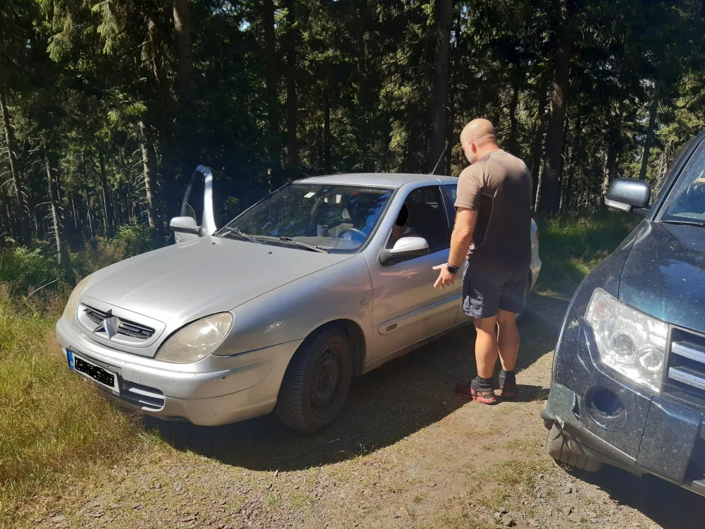 Desítky řidičů porušují zákaz vjezdu do lesů v Jeseníkách. Hrozí jim mnohatisícové pokuty