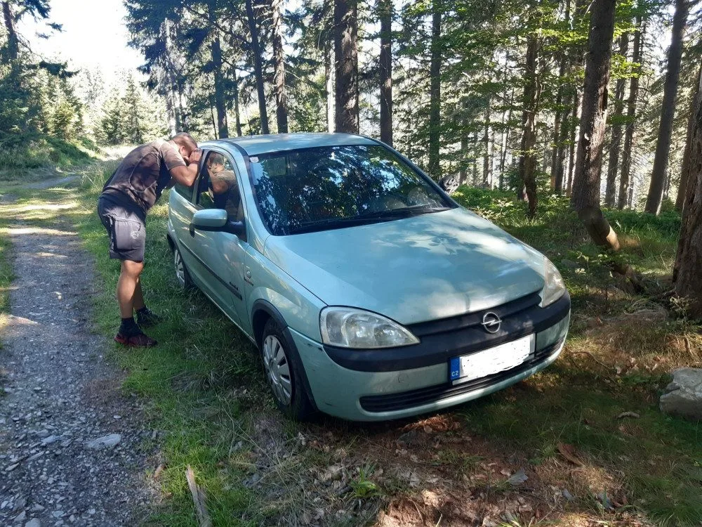 Desítky řidičů porušují zákaz vjezdu do lesů v Jeseníkách. Hrozí jim mnohatisícové pokuty
