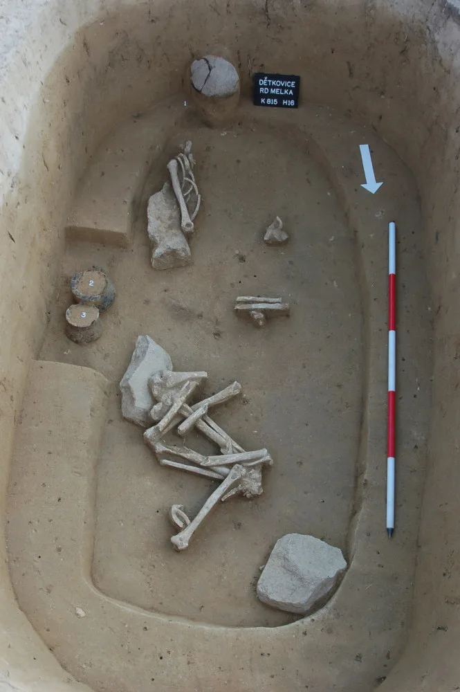 U Dětkovic archeologové objevili další tisíce let staré hroby, některé byly vykradené