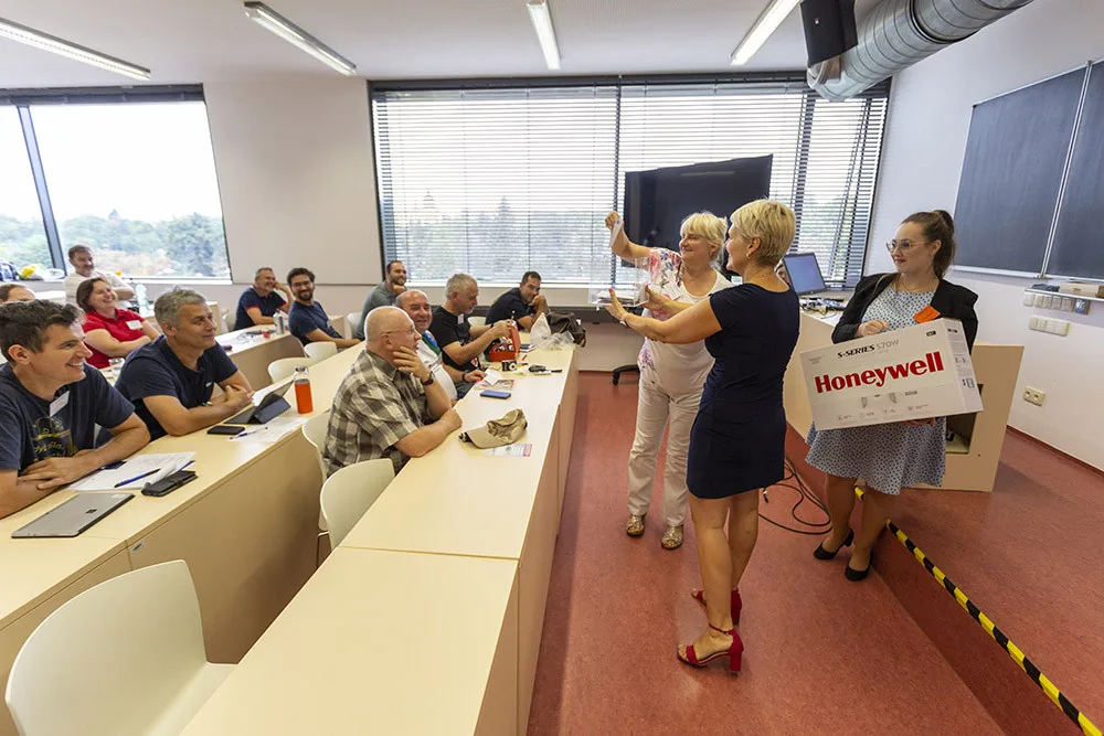 Fyzikální experimenty či inovativní simulace z Honeywellu. Veletrh nápadů inspiroval učitele