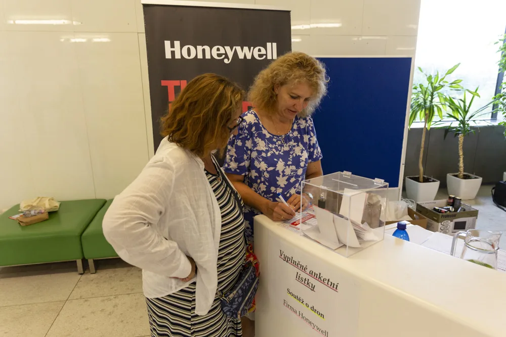 Fyzikální experimenty či inovativní simulace z Honeywellu. Veletrh nápadů inspiroval učitele
