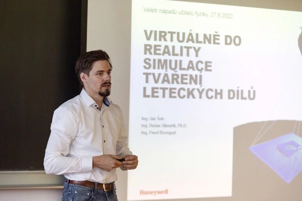 Fyzikální experimenty či inovativní simulace z Honeywellu. Veletrh nápadů inspiroval učitele