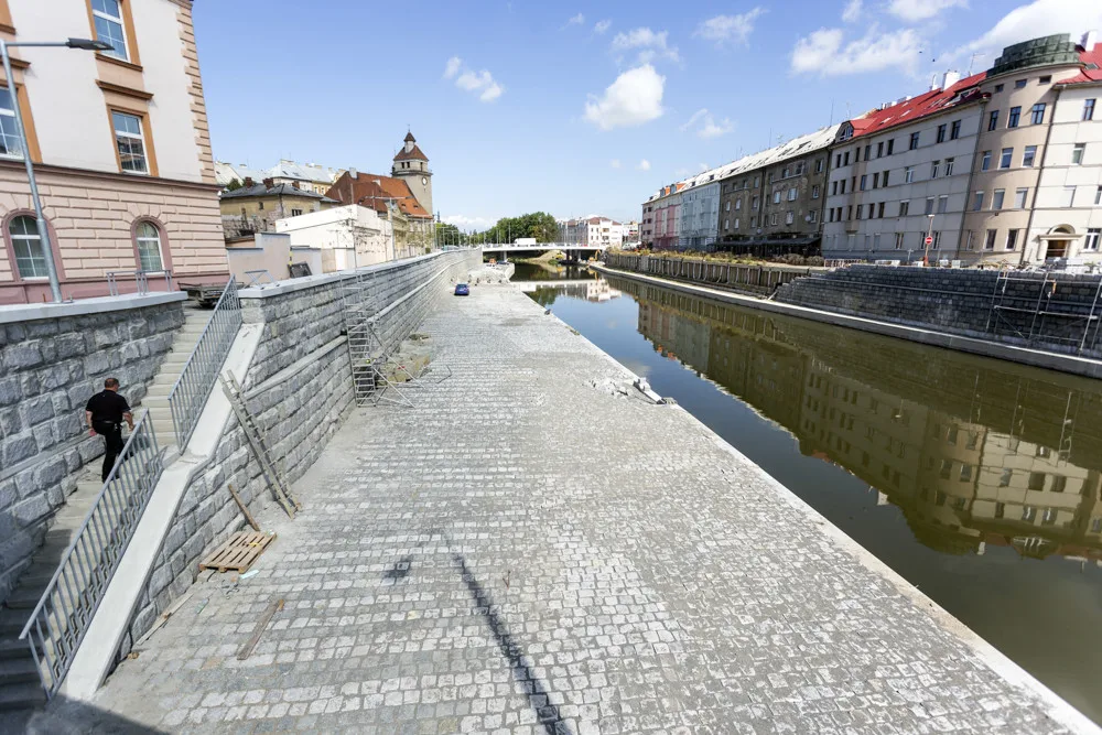 Náplavka mezi dvěma novými mosty v Olomouci má být hotová do konce září