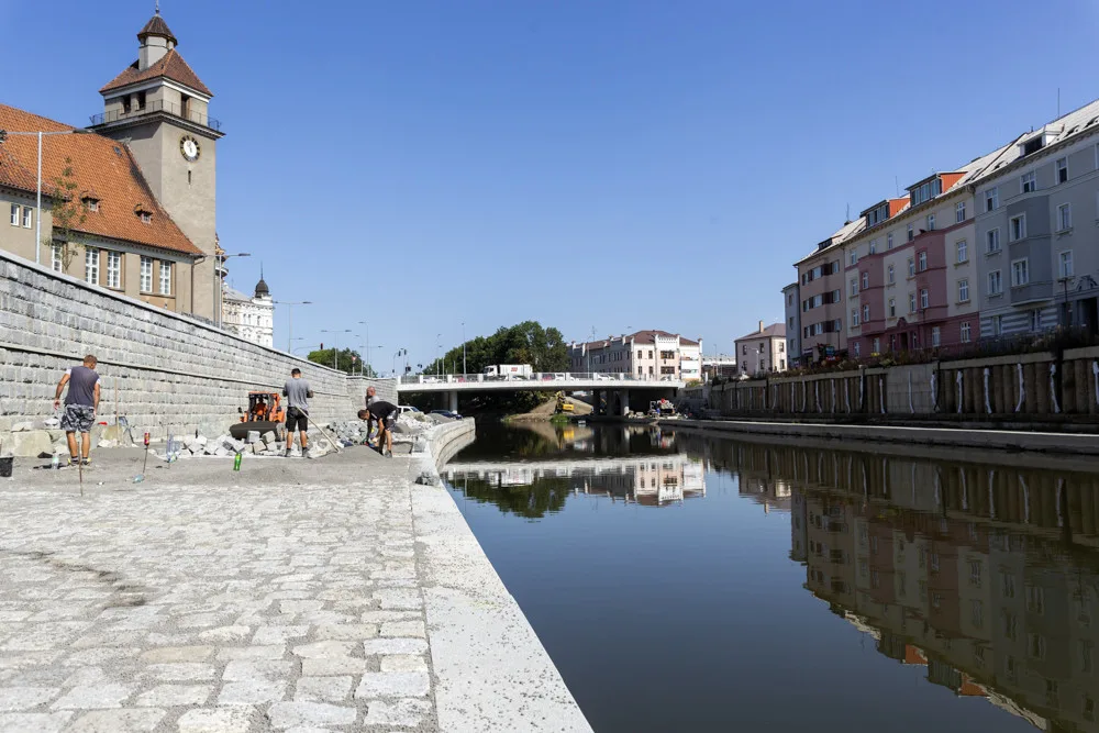 FOTOGALERIE: Stavba olomoucké náplavky míří do finiše. Město řeší náročnost údržby