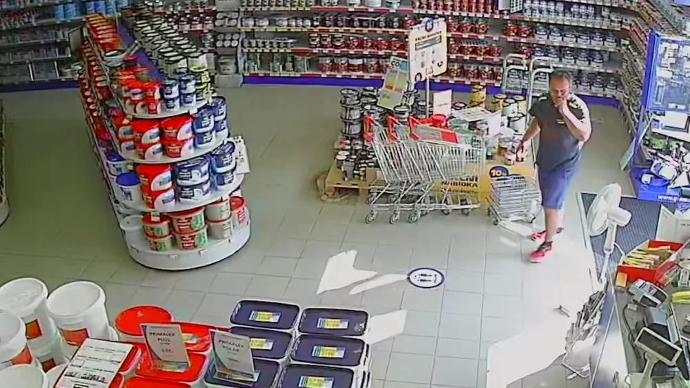 Pro peněženku zamířil zloděj až do šatny obchodu. Policie hledá muže z videozáznamu