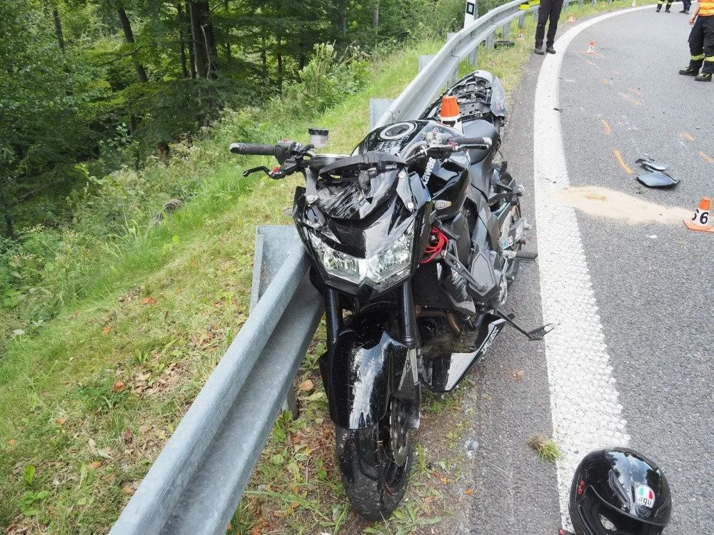 Polský motorkář havaroval pod Červenohorským sedlem. Na místo letěl záchranářský vrtulník