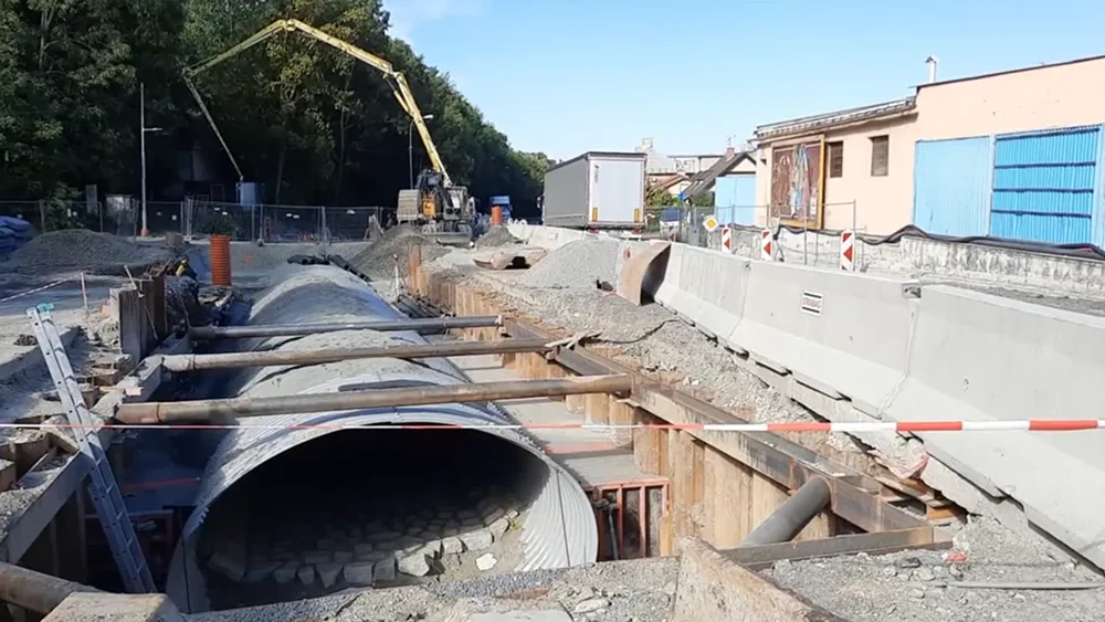 Skalnaté podloží zdrží stavbu důležitého mostu ve Šternberku. Hotovo má být v listopadu