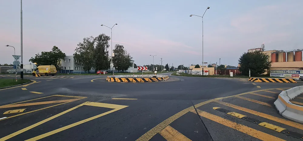 Oprava číslo třináct. Rondel v Přerově dál demolují kamiony, město s krajem hledá řešení