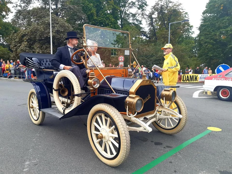 TIP NA VÍKEND: Šternberk obsadí historická auta a motorky, náměstí ožije hudbou i přehlídkou pivovarů