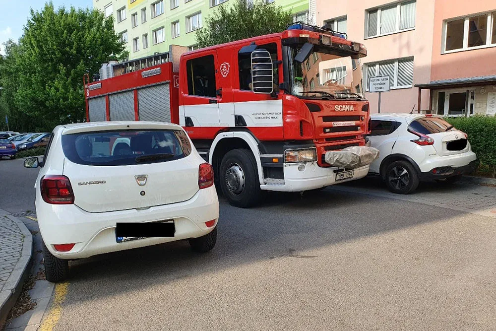 Zapovězeno pro parkování. Nástupní plochy požární techniky musí zůstat vždy volné, apelují hasiči