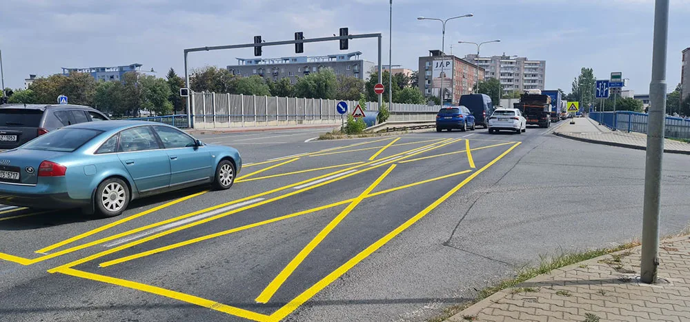 Na křížení hlavního tahu Přerovem s ulicí nábřeží Dr. Edvarda Beneše kvůli ucpávání křižovatky přibylo žluté vodorovné značení zákazu zastavení.