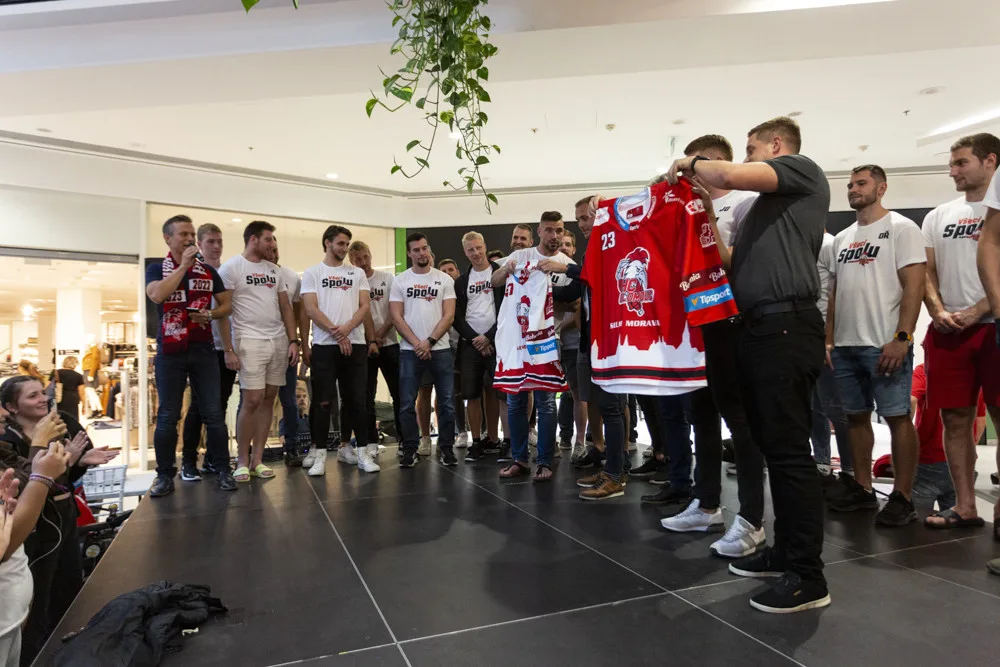 Hokejoví Kohouti rozdávali podpisy v Šantovce. V sezoně chtějí rozložit síly mezi všechny formace
