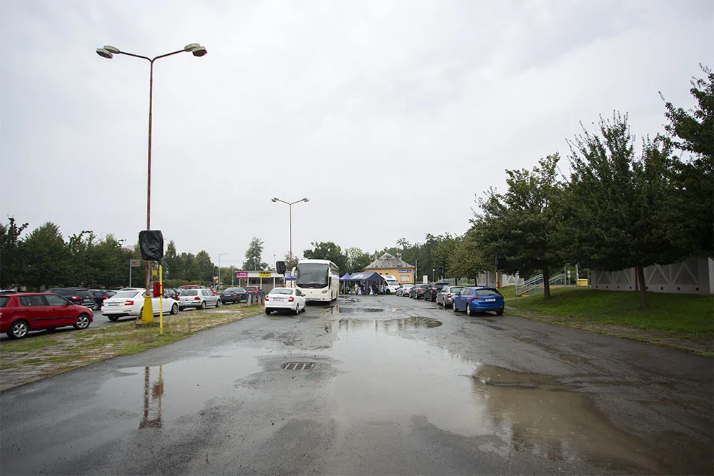 Autobusové nádraží v Litovli v posledních letech slouží jako parkoviště, místo už je v nevyhovujícím stavu