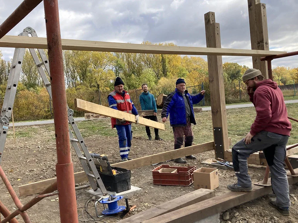 Chomoutov otevírá originální zelenou náves. Místní si prostor zvelebovali dva roky