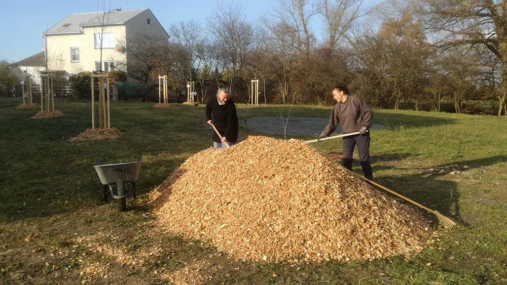 Chomoutov otevírá originální zelenou náves. Místní si prostor zvelebovali dva roky