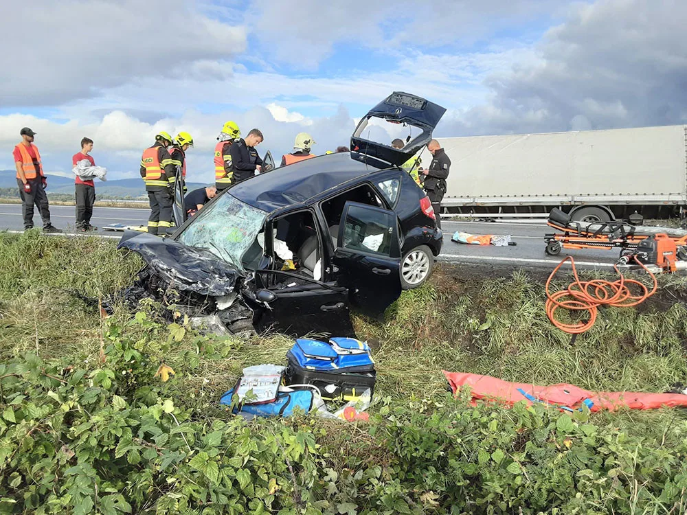 Frekventovaný tah za Mohelnicí zavřela vážná nehoda, pro řidičku letěl vrtulník