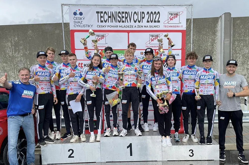 Vítěz Českého poháru v juniorech, kadetkách a starších žácích Mapei Merida Kaňkovský s trenéry Jiřím Kaňkovským st. (vlevo) a Jiřím Kaňkovský ml. (vpravo).