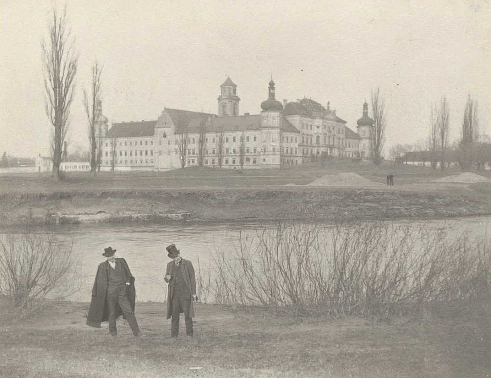 Klášter Hradisko - prof. Karel Wellner a dr. Jan Khéres (1908)