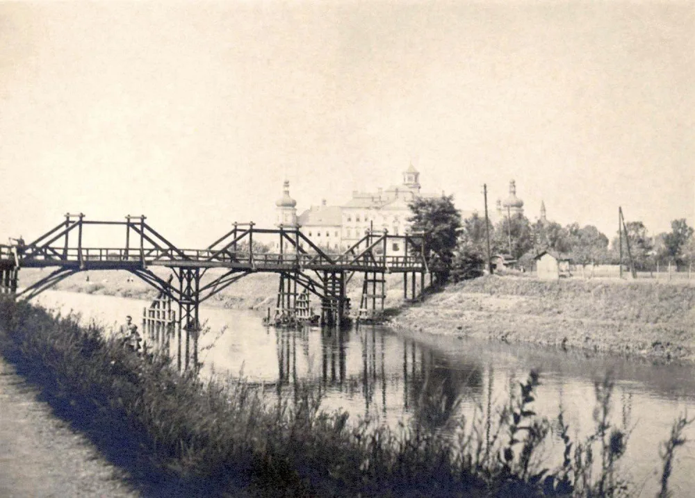Dřevěná lávka přes řeku Moravu, v pozadí Klášter Hradisko (foto Jan Unger, 1936)