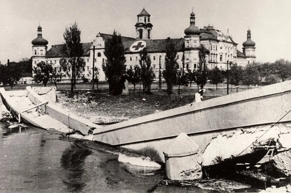 Lávka betonová od r. 1937, odstřelená německými ženisty 8. 5. 1945