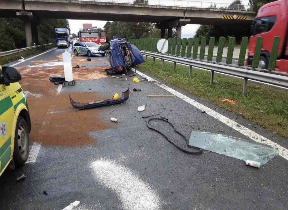 Na dálnici u Mohelnice se auto převrátilo na střechu. Směr na Olomouc stojí