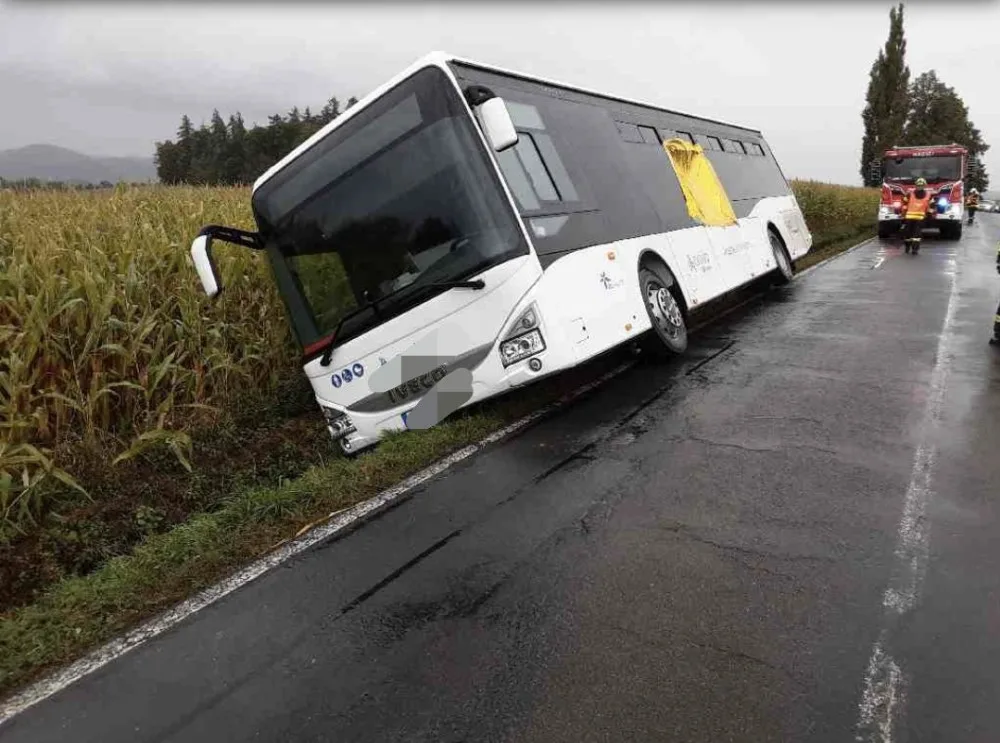 U Rovenska se pod autobusem s dětmi utrhla krajnice. Na místě jsou zranění