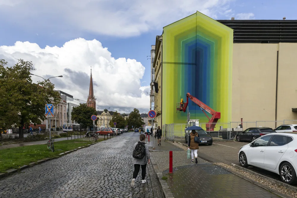 Australský umělec DREZ maloval na budovu Moravské divadla Olomouc
