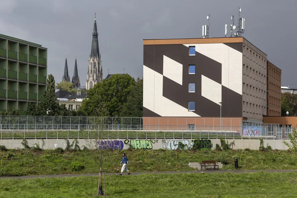 Nový mural v areálu vysokoškolských kolejí nedaleko Envelopy