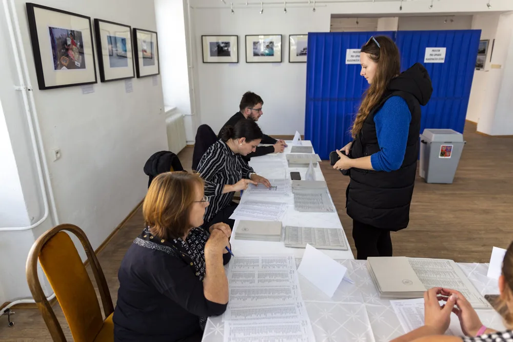 Voliči rozhodují od pátečních 14 hodin o novém složení zastupitelstev obcí a měst