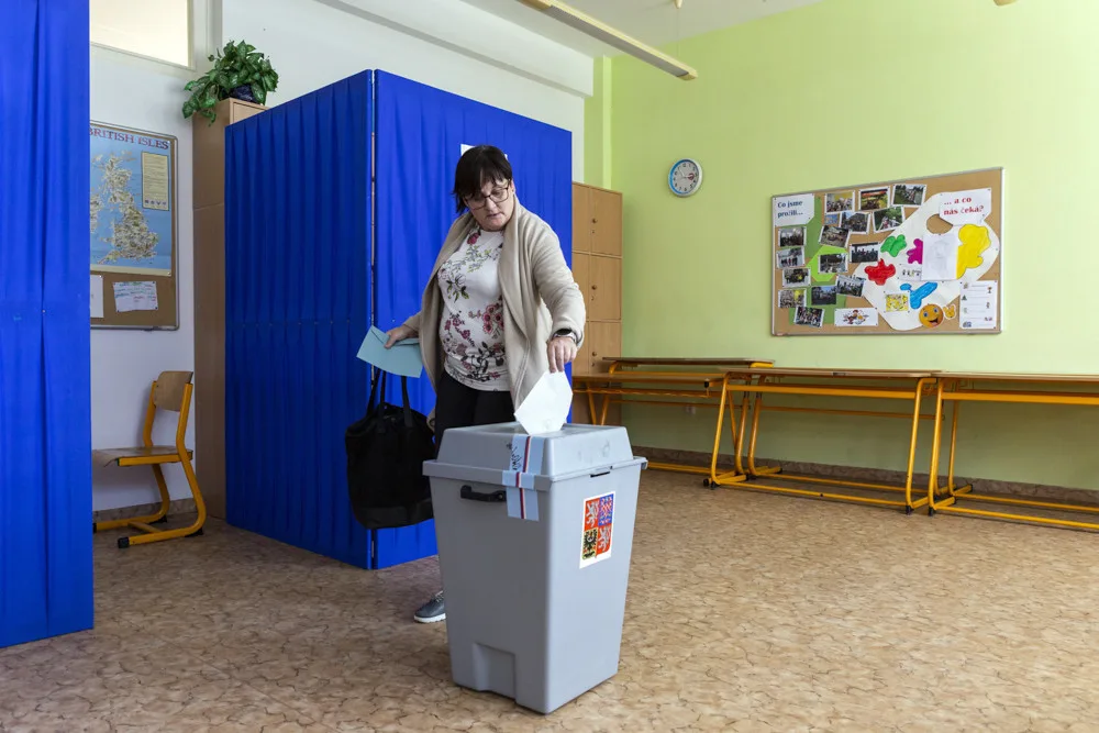 VOLBY 2022: Sčítání hlasů začalo. Volební místnosti se úderem druhé hodiny uzavřely