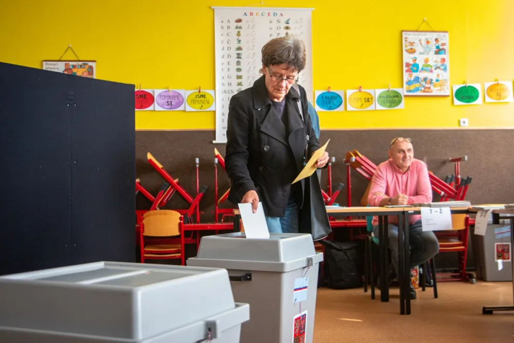 VOLBY 2022: Sčítání hlasů začalo. Volební místnosti se úderem druhé hodiny uzavřely
