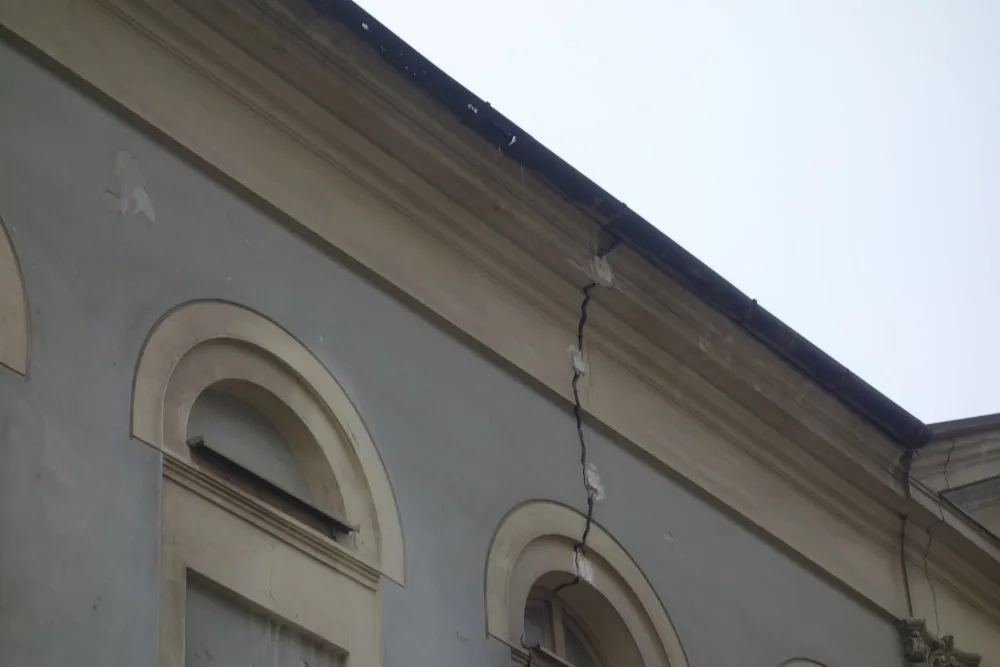 Chátrající synagoga v centru Prostějova je na prodej. Úřady nyní nařídily záchranné práce