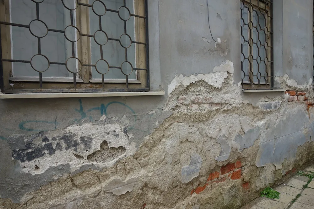 Chátrající synagoga v centru Prostějova je na prodej. Úřady nyní nařídily záchranné práce