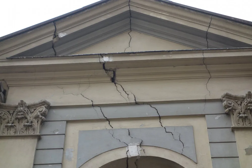 Chátrající synagoga v centru Prostějova je na prodej. Úřady nyní nařídily záchranné práce