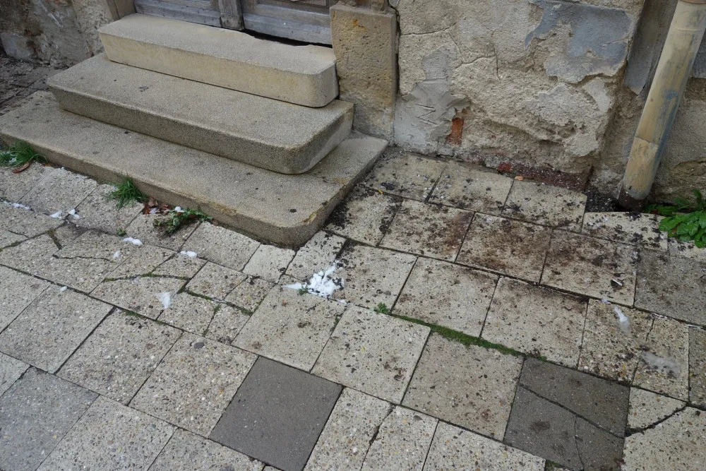 Chátrající synagoga v centru Prostějova je na prodej. Úřady nyní nařídily záchranné práce