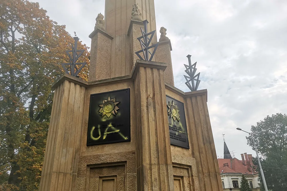 Olomoucký památník Rudé armády opět terčem vandalismu. Hákové kříže vystřídaly nápisy UA