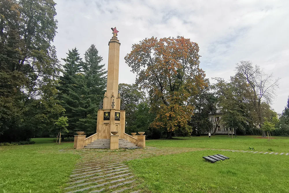 Olomoucký památník Rudé armády opět terčem vandalismu. Hákové kříže vystřídaly nápisy UA
