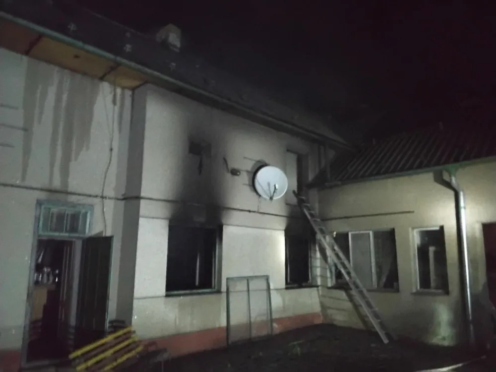 V hořícím domě v Beňově hasiči hledali muže, který byl uvnitř. Museli vylomit dveře
