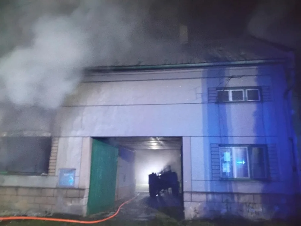 V hořícím domě v Beňově hasiči hledali muže, který byl uvnitř. Museli vylomit dveře