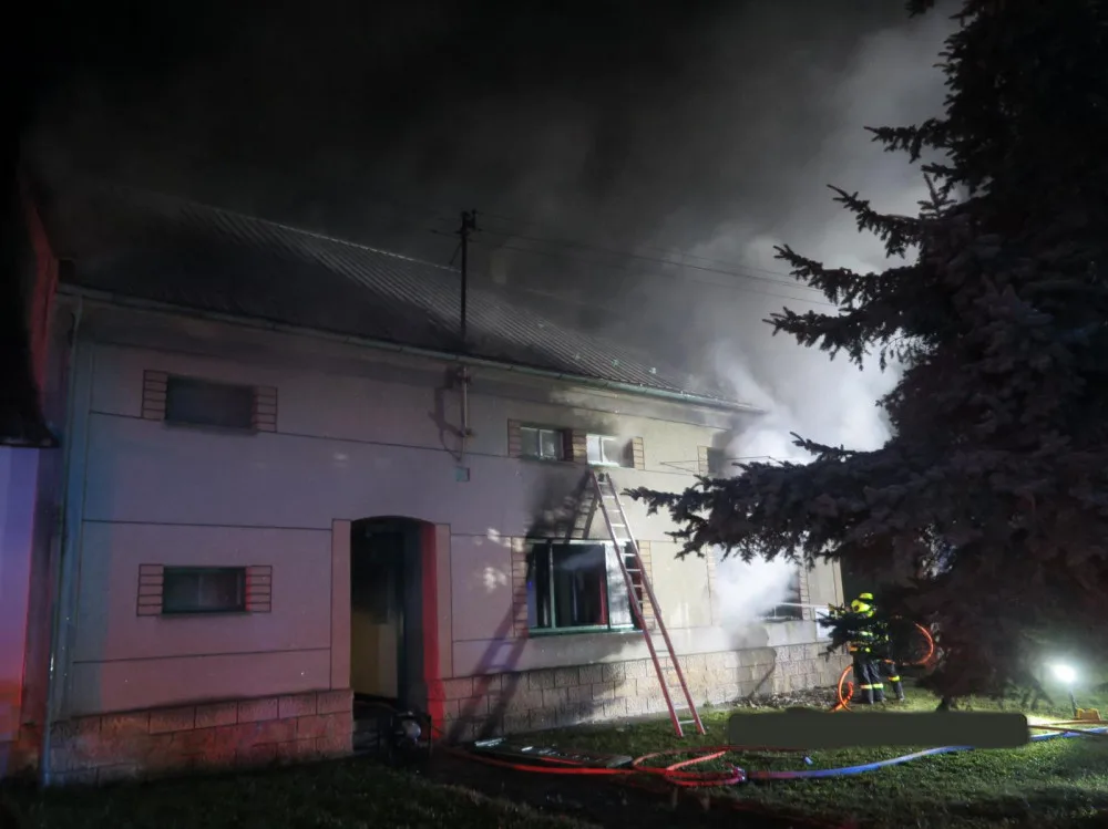 V hořícím domě v Beňově hasiči hledali muže, který byl uvnitř. Museli vylomit dveře