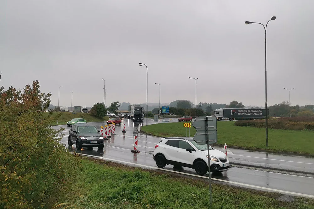 Asfaltování kruháče u Globusu zacpalo příjezd do Olomouce. Motoristé si počkají na trase od Mohelnice