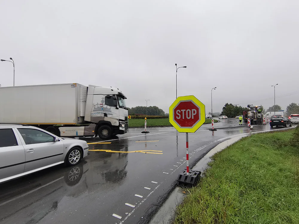 Asfaltování kruháče u Globusu zacpalo příjezd do Olomouce. Motoristé si počkají na trase od Mohelnice
