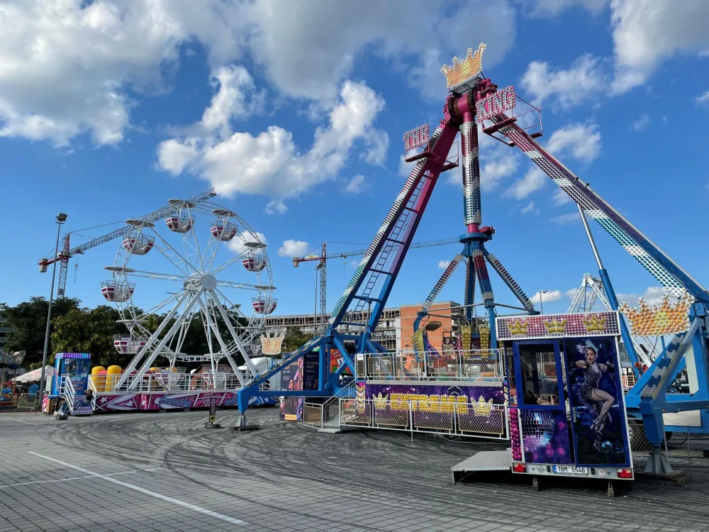 Největší olomoucká pouť se po roce vrací před Šantovku! Milovníky zábavy čekají adrenalinové atrakce