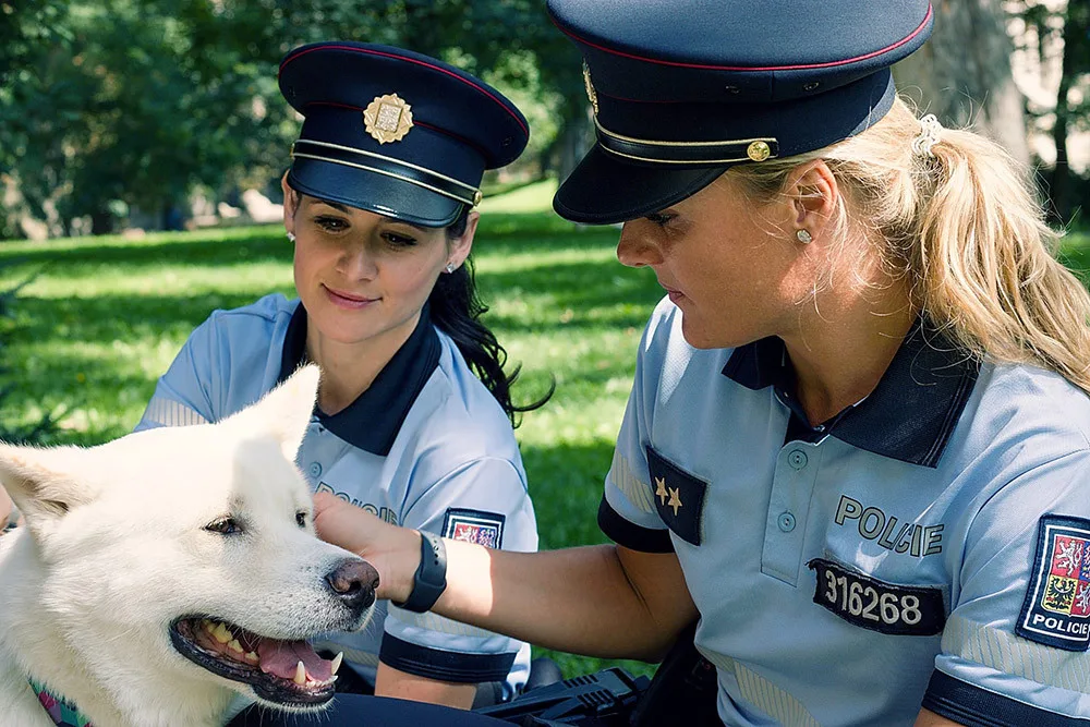 Petra Vaňharová (vlevo) působí jako tisková mluvčí Policie ČR na Olomoucku