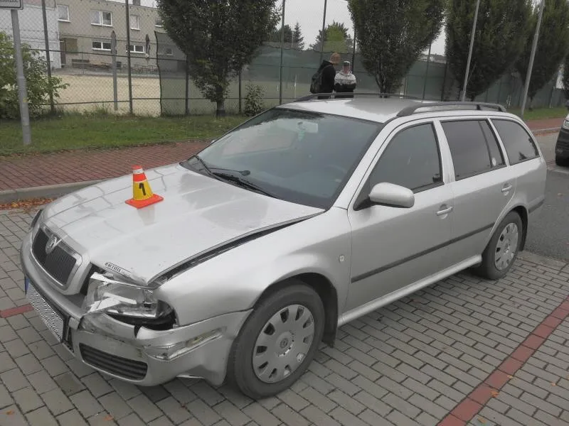 Mladík bez řidičáku zatoužil po jízdě cizím vozem. V leknutí auto rozbil o strom