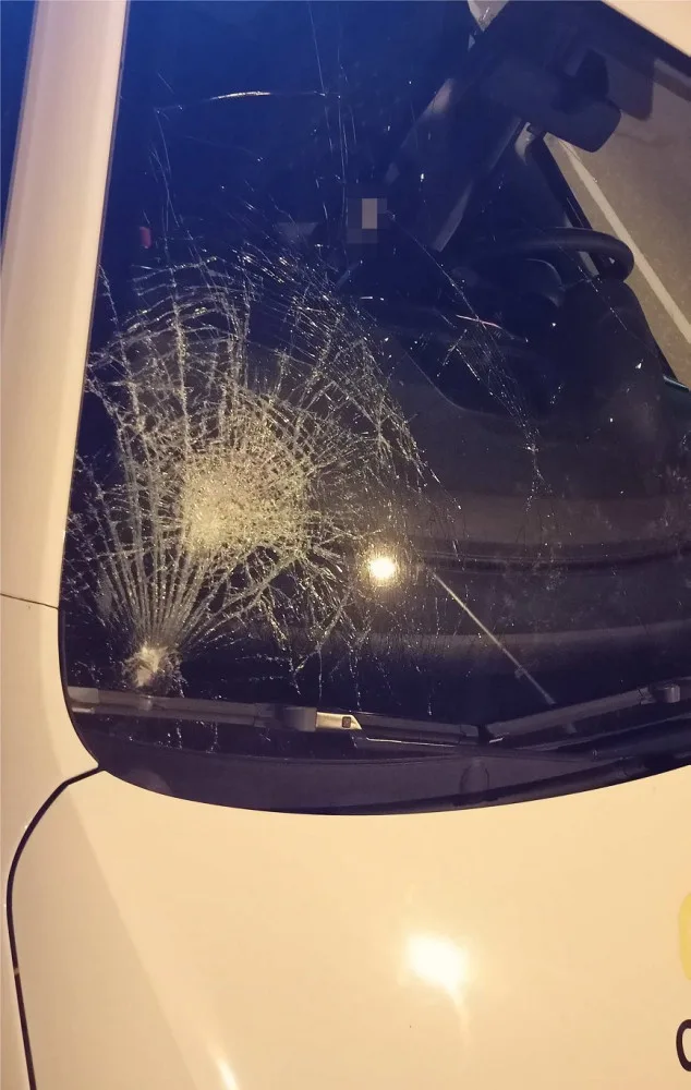 Recidivista házel na projíždějící auta beton a cihly. Skončil ve vazbě, hrozí mu deset let