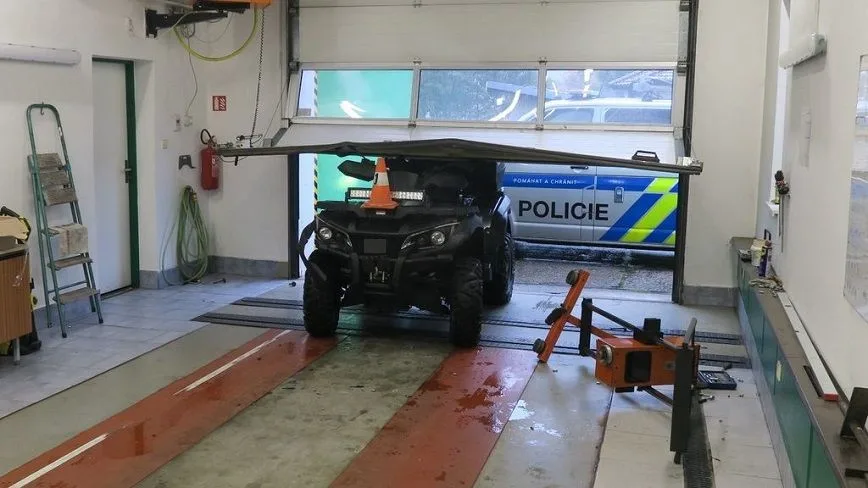 Čtyřkolka vrazila do servisu v Jeseníku, nabourala auto a poničila zařízení. Řidič skončil v nemocnici