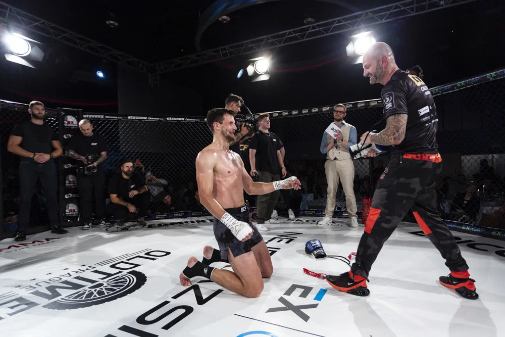 Oblíbený zápasník olomouckého klubu Smash Gym Pavel Hennrich ukončil kariéru, rukavice mu naposledy sundal jeho dlouholetý trenér Michal Prstek