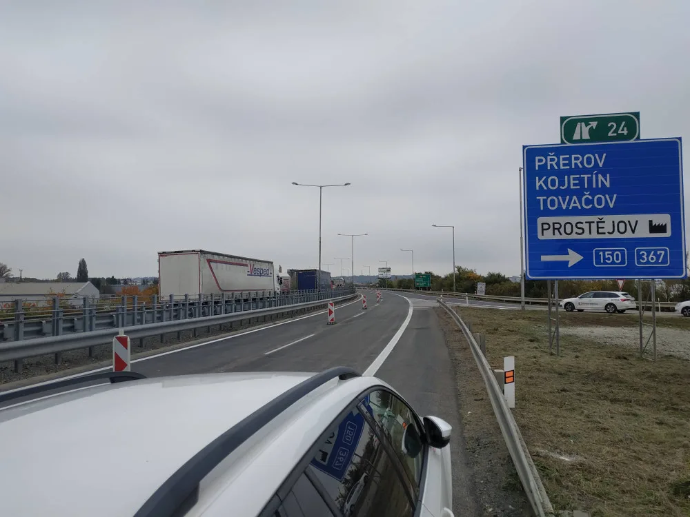 Konec kolon u Prostějova. Silničáři dokončili opravy sjezdu z dálnice a pro letošek i estakády